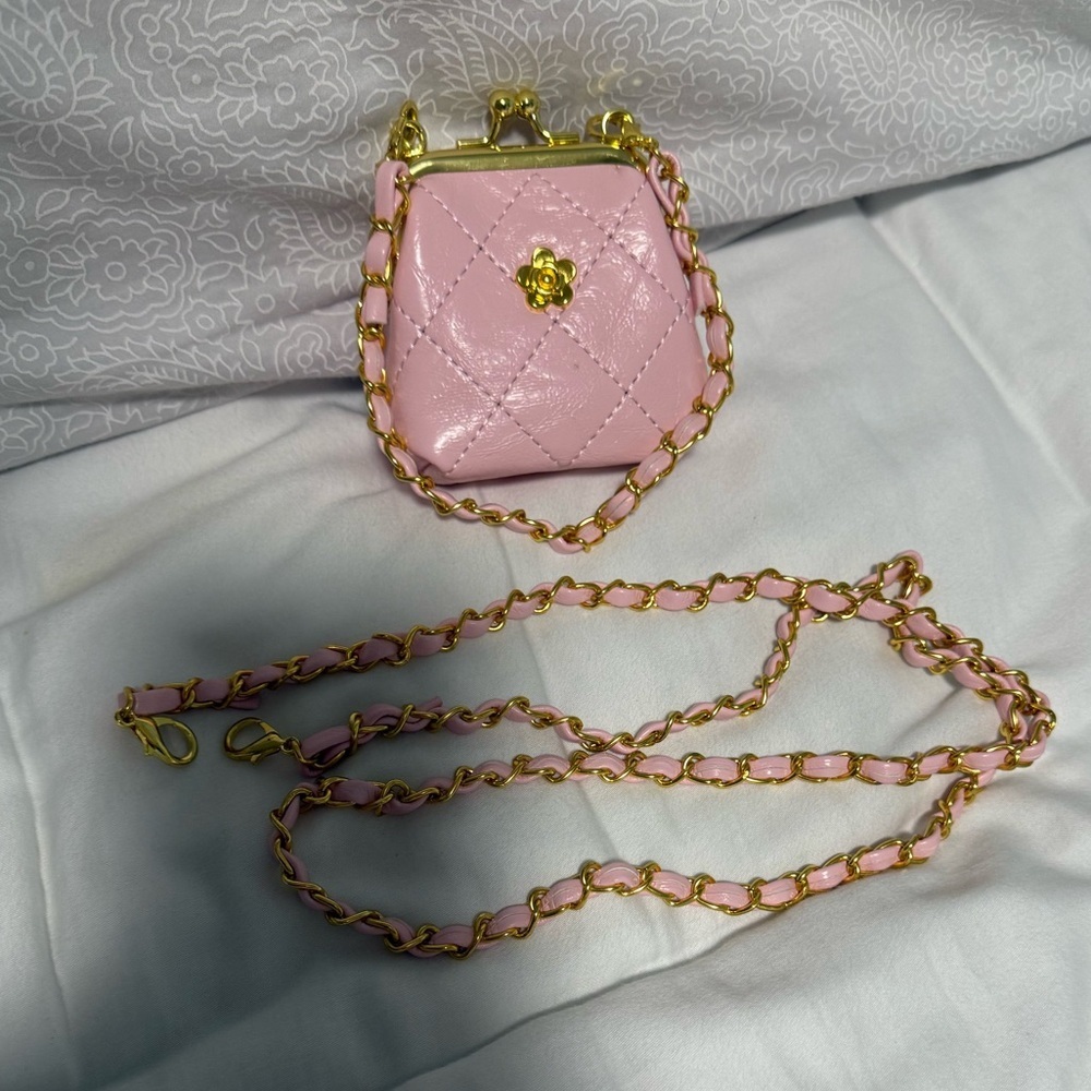 MINI KISS LOCK Pink Quilted handle chain gold tone or crossbody chain! 💓 - Picture 2 of 6